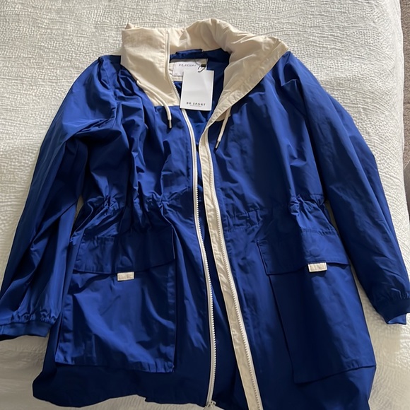 Banana Republic Packable Raincoat - Picture 4 of 4
